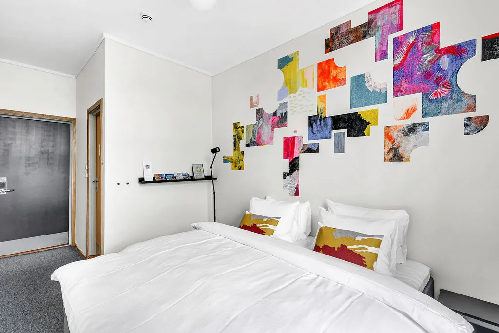 Standard room with a double bed and desk